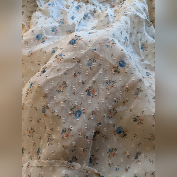 White Loft Top Floral - Picture 12 of 14